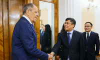 Thứ trưởng Ngoại giao Nguyễn Minh Vũ chào Bộ trưởng Ngoại giao Nga Sergei Lavrov. (Ảnh: Mofa)