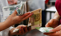 Đồng rúp của Nga đang giảm giá mạnh so với đô la Mỹ. (Ảnh: Reuters)
