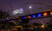 Logo của G20 trên một cây cầu đi bộ ở New Delhi ngày 24/8. (Ảnh: Reuters)