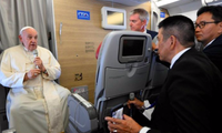 Giáo hoàng Francis trao đổi với các nhà báo trong chuyến bay trở về từ Mông Cổ ngày 4/5. (Ảnh: Vatican News)