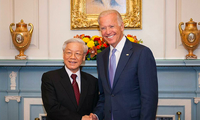 Ông Joe Biden bắt tay Tổng Bí thư Nguyễn Phú Trọng trong bữa tiệc trưa tại Bộ Ngoại giao Mỹ ở Washington, D.C ngày 7/7/2015. (Ảnh: Mofa) 
