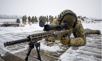 Các tay súng bắn tỉa Ukraine tham gia huấn luyện bắn súng gần tiền tuyến ở Zaporizhzhia, Ukraine, ngày 18/2. (Ảnh: Getty)