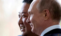 Tổng thống Nga Vladimir Putin và Chủ tịch Triều Tiên Kim Jong Un trong cuộc gặp tại Vladivostok năm 2015. (Ảnh: Reuters)