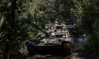 Binh lính Ukraine thuộc Lữ đoàn xe tăng số 3 trên chiếc xe tăng T72 thời Liên Xô làm nhiệm vụ dọc mặt trận phía đông bắc ngày 30/8. (Ảnh: Washington Post)