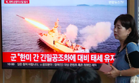 Màn hình tại một nhà ga tàu ở Hàn Quốc chiếu tin tức về hoạt động phóng tên lửa của Triều Tiên ngày 2/9. (Ảnh: AP)
