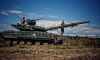 Lính Ukraine thuộc Lữ đoàn cơ giới độc lập số 42 trên xe tăng. (Ảnh: Getty Images)