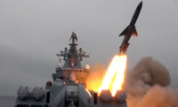 Tàu chiến của Nga bắn tên lửa trong cuộc tập trận hải quân bảo vệ tuyến đường vận chuyển ở Bắc Cực. Hình ảnh lấy từ video công bố ngày 18/9. (Ảnh: BQP Nga)