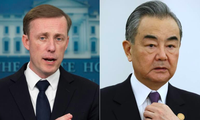 Cố vấn an ninh quốc gia Mỹ Jake Sullivan và Ngoại trưởng Trung Quốc Vương Nghị. (Ảnh: Reuters)