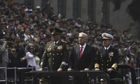 Tổng thống Mexico Andrés Manuel López Obrador (giữa) duyệt binh mừng ngày độc lập hôm 16/9. (Ảnh: AP)