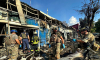 Khu chợ ở thành phố Kostiantynivka tan nát sau khi trúng tên lửa ngày 6/9. (Ảnh: Reuters)