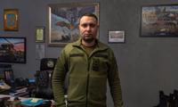 Tướng Kyrylo Budanov, 37 tuổi, người đứng đầu cơ quan tình báo quân sự Ukraine, chụp ảnh trong văn phòng của ông ngày 15/2. (Ảnh: Getty)