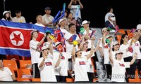 Những người ủng hộ Triều Tiên cổ vũ trong trận đấu bóng đá nam giữa Kyrgyzstan và Triều Tiên tại Đại hội thể thao châu Á tại sân vận động Kim Hoa, Trung Quốc, ngày 21/9. (Ảnh: Yonhap)