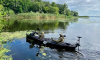 Thuyền kayak quân sự Poloz-M16 giúp lính Ukraine len lỏi dễ dàng trên sông. (Ảnh: ABC News)