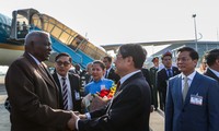 Thứ trưởng Ngoại giao Hà Kim Ngọc đón Chủ tịch Quốc hội Cuba Esteban Lazo Hernandez tại sân bay Nội Bài. (Ảnh: Phong Sơn) 