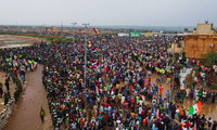 Hàng ngàn người Niger trong một cuộc tập trung ủng hộ phe đảo chính. (Ảnh: Reuters)