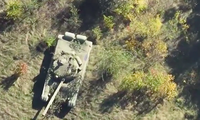 Một chiếc xe tăng của Nga được xác định là mồi nhử để đánh lừa quân Ukraine. (Ảnh từ video)