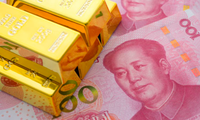 Người Trung Quốc tăng cường mua vàng khi đồng nhân dân tệ yếu đi. (Ảnh: Bloomberg)