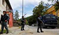 Cảnh sát Kosovo đi tuần sau vụ nổ súng ngày 27/9. (Ảnh: Reuters)