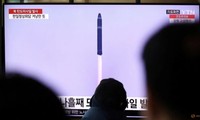 Người Hàn Quốc theo dõi tin tức về hoạt động phóng tên lửa của Triều Tiên trên màn hình TV ngày 16/3. (Ảnh: Reuters)