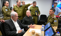 Thủ tướng Israel Benjamin Netanyahu (trái) gặp Bộ trưởng Quốc phòng Yoav Gallant (giữa) và các chỉ huy quân sự tại trụ sở Lực lượng phòng vệ ở Tel Aviv để đánh giá an ninh ngày 8/10. (Ảnh: GPO)