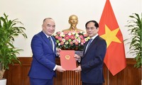 Bộ trưởng Ngoại giao Bùi Thanh Sơn trao quyết định cho ông Nguyễn Mạnh Đông. (Ảnh: Baoquocte)