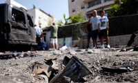 Bộ phận của rốc-két còn sót lại trên đường phố Israel ngày 10/10. (Ảnh: Reuters)