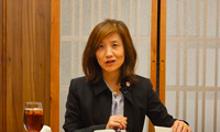 Bà Kyobayashi Maki, người phát ngôn của Bộ Ngoại giao Nhật Bản, trong cuộc gặp một số phóng viên Việt Nam ngày 10/10. (Ảnh: TĐ)