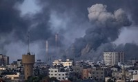 Khói đặc bay lên ở Dải Gaza sau đợt ném bom của Israel ngày 11/10. (Ảnh: AP)