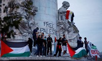 Người biểu tình ủng hộ Palestine ở Pháp ngày 12/10. (Ảnh: Reuters)