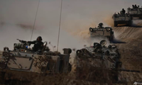 Các xe bọc thép của quân đội Israel tiến vào Dải Gaza ngày 13/10. (Ảnh: AP)