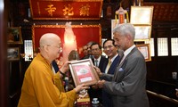 Bộ trưởng Ngoại giao Ấn Độ thăm chùa Trấn Quốc