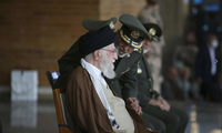 Lãnh tụ tối cao Iran Ayatollah Ali Khamenei nghe tướng tư lệnh quân đội báo cáo tình hình ngày 10/10. (Ảnh: AP)