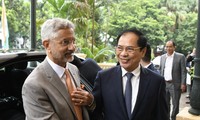 Bộ trưởng Ngoại giao Bùi Thanh Sơn đón người đồng cấp Ấn Độ S. Jaishankar trước khi đồng chủ trì kỳ họp của Ủy ban hỗn hợp Việt Nam - Ấn Độ ngày 16/10. (Ảnh: Như Ý)