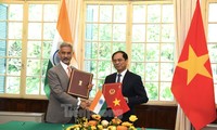 Bộ trưởng Ngoại giao Bùi Thanh Sơn và người đồng cấp Ấn Độ S. Jaishankar ký Biên bản Thoả thuận của kỳ họp. (Ảnh: Như Ý)