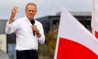 Ông Donald Tusk tuyên bố phe của ông chiến thắng trong bầu cử Ba Lan ngày 15/10. (Ảnh: AP)