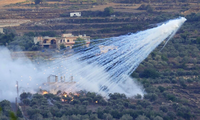  Quả đạn pháo của Israel phát nổ ở ngôi nhà thuộc al-Bustan, một ngôi làng gần biên giới Li-băng – Israel, ngày 15/10. (Ảnh: APP 