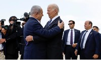 Thủ tướng Israel Benjamin Netanyahu đón Tổng thống Mỹ Joe Biden tại sân bay ngày 18/10. (Ảnh: CNN)