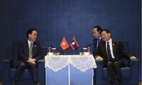 Chủ tịch nước Võ Văn Thưởng gặp Tổng Bí thư, Chủ tịch nước Lào Thongloun Sisoulith ngày 19/10 tại Bắc Kinh. (Ảnh: TTXVN)