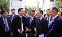 Chủ tịch nước Võ Văn THưởng thăm điển hình về xây dựng nông thôn mới của Trung Quốc ở Bắc Kinh. (Ảnh: TTXVN)