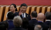 Chủ tịch Trung Quốc Tập Cận Bình vẫy chào các quan khách dự diễn đàn Vành đai Con đường tại Bắc Kinh ngày 18/10. (Ảnh: AP)