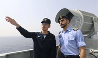 Thủy thủ Trung Quốc và sĩ quan Oman trong chụp ảnh chung khi nhóm tàu Trung Quốc thăm Muscat. (Ảnh: Weibo)
