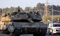 Xe tăng Israel ở khu vực gần biên giới với Dải Gaza ngày 20/10. (Ảnh: Reuters)