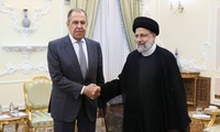 Ngoại trưởng Nga Sergei Lavrov trong cuộc hội kiến Tổng thống Iran Ebrahim Raisi ngày 23/10. (Ảnh: BNG Nga)