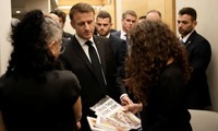 Tổng thống Pháp Emmanuel Macron gặp những công dân mang hai quốc tịch mất người thân trong vụ tấn công của Hamas hoặc bị bắt làm con tin tại Tel Aviv ngày 24/10. (Ảnh: Reuters)