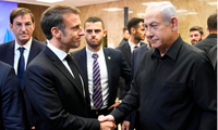 Tổng thống Pháp Emmanuel Macron bắt tay Thủ tướng Israel Benjamin Netanyahu. (Ảnh: EFE)