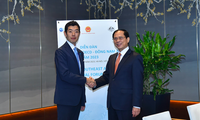 Bộ trưởng Ngoại giao Bùi Thanh Sơn và Quốc vụ khanh Bộ Ngoại giao Nhật Bản Tsuji Kiyoto trong cuộc gặp ngày 26/10. (Ảnh: Mofa)
