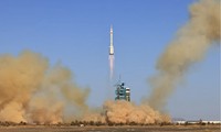 Tên lửa Trường Chinh 2F đưa tàu vũ trụ Thần Châu 17 cùng 3 phi hành gia Trung Quốc bay lên quỹ đạo ngày 26/10. (Ảnh: Xinhua)