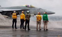 Chiếc máy bay chiến đấu F/A-18E Super Hornet của Mỹ chuẩn bị cất cánh từ tàu sân bay USS Nimitz của Mỹ trong chuyến đến Biển Đông ngày 27/1. (Ảnh: Reuters)