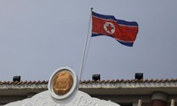 Quốc kỳ Triều Tiên trên nóc Văn phòng lãnh sự Triều Tiên ở thành phố Đan Đông, tỉnh Liêu Ninh, Trung Quốc. (Ảnh: Reuters)