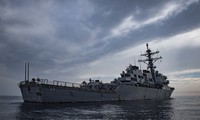 Chiến hạm Mỹ USS Carney bắn rơi các tên lửa phóng từ hướng Yemen ngày 19/10. (Ảnh: HQ Mỹ)